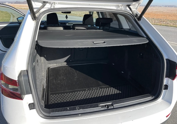 Skoda Superb cena 83000 przebieg: 142500, rok produkcji 2018 z Nysa małe 436